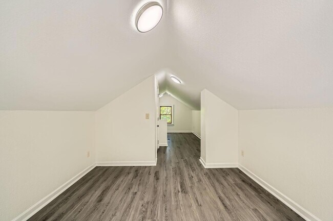 Building Photo - 1083 Western Ave N