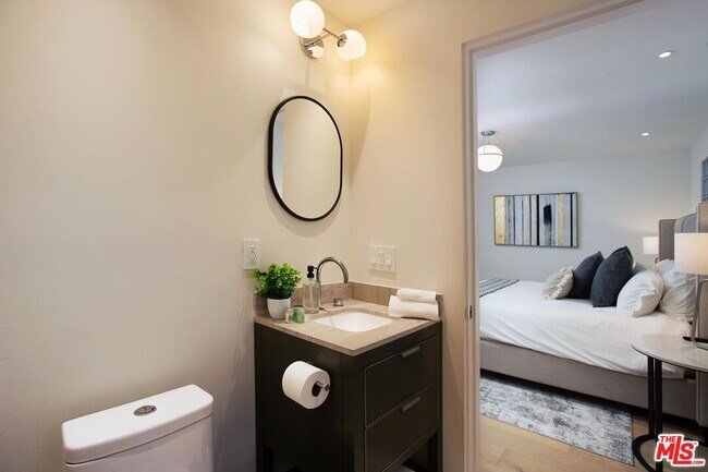 Building Photo - 508 N Sweetzer Ave