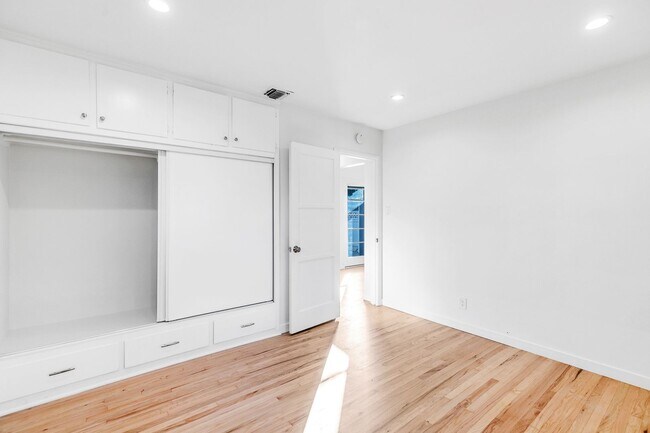 Building Photo - 12334 Moorpark St