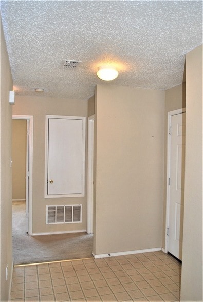 Building Photo - 2200 Lookout Ln