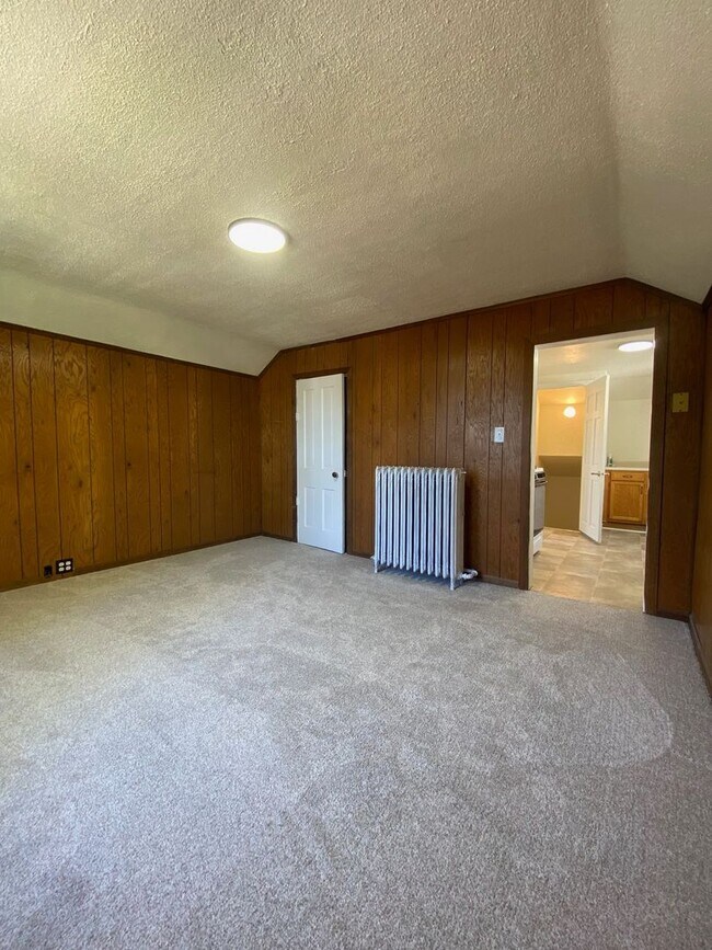 Building Photo - 452 W 10th Ave