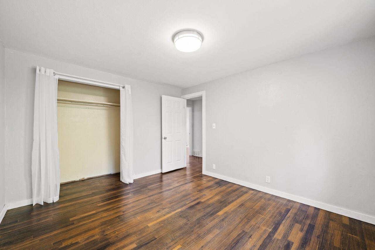 Building Photo - 1024 1st St