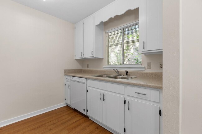 Building Photo - 2188 Claremont Ln