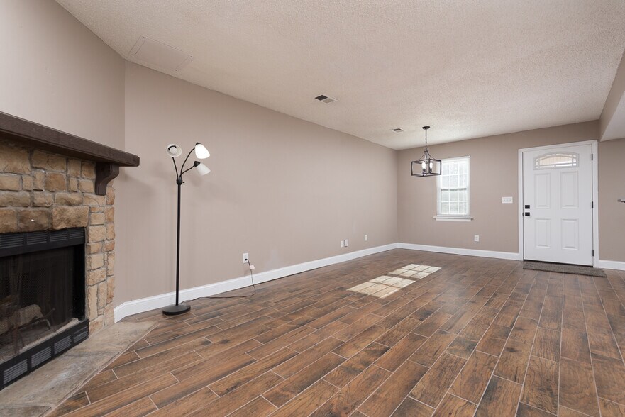 Building Photo - 8303 N Everton