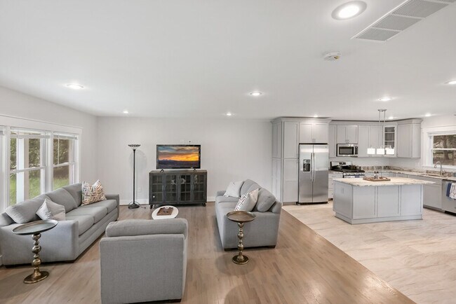 Building Photo - 7900 Heritage Dr