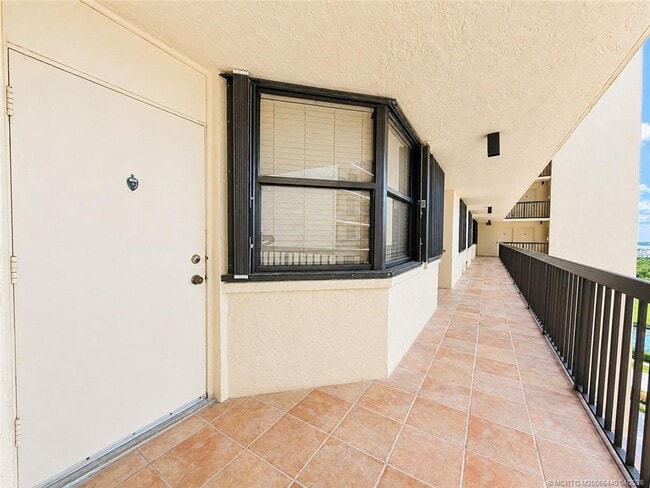 Building Photo - 9500 S Ocean Dr