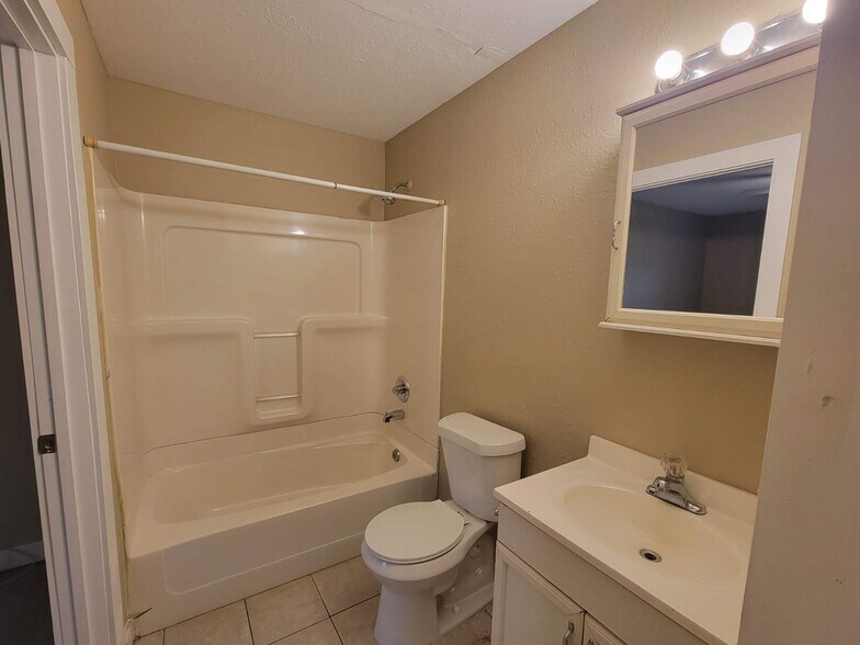 Building Photo - 1710 Chestnut Ave