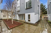 Building Photo - Modern 3BR Townhome with Rooftop Deck Near Downtown Seattle