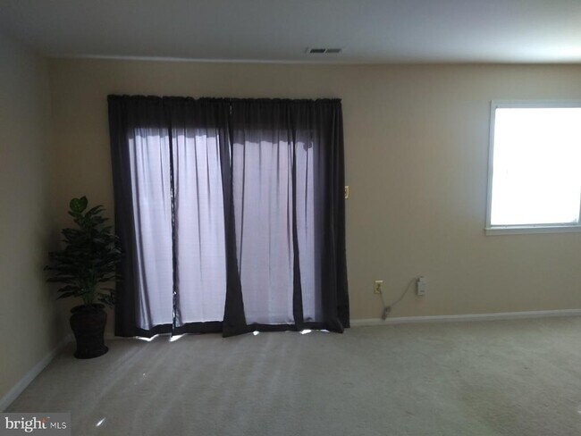 Building Photo - 2055 Pilgrim Dr