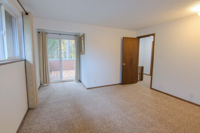 Building Photo - 3 bedroom 2 bathroom duplex in South Eugene!