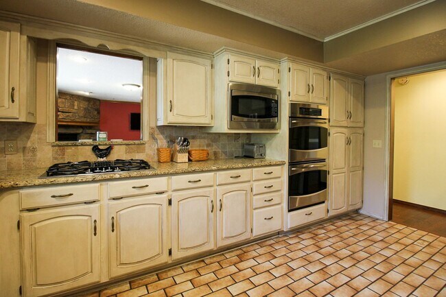 Building Photo - Space Galore In This Jenks South East Home!