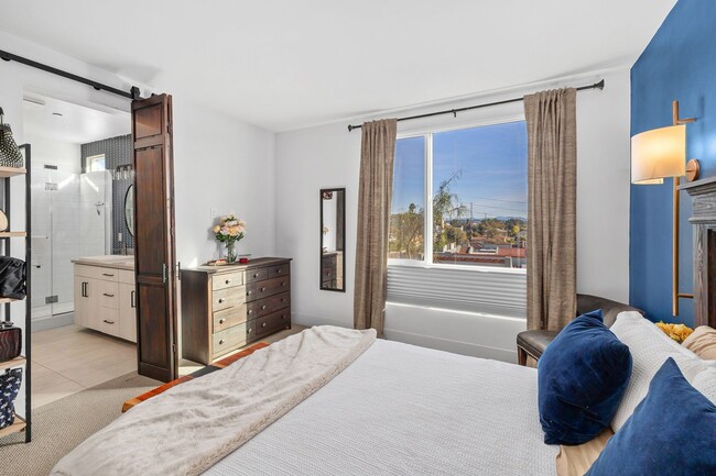 Building Photo - Beautiful upgraded 3 bedroom townhome with 2 car garage!