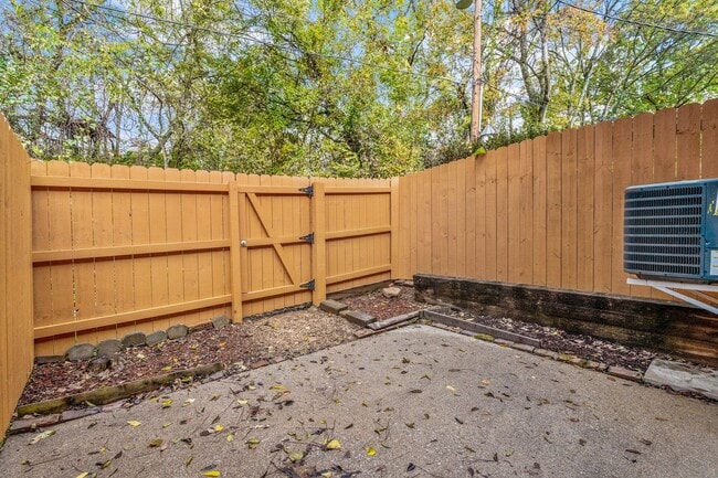 Building Photo - Modern Comfort in the Heart of West Knoxville