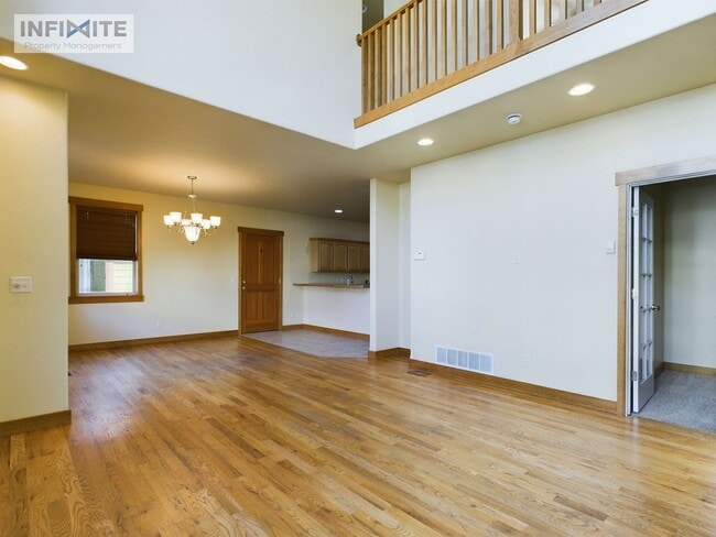Building Photo - 3 Bedroom and Office!