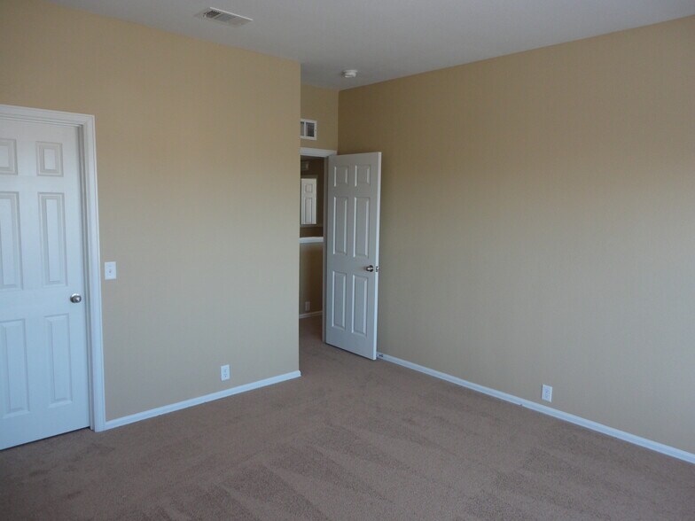 Building Photo - 2525 Carolina Dr
