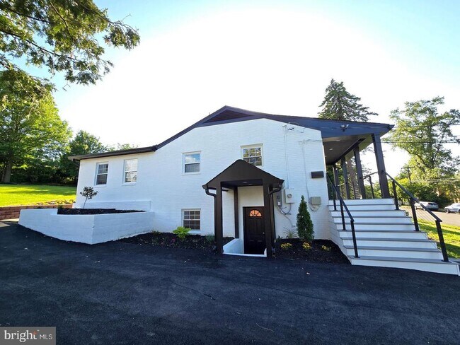 Building Photo - 6065 Munson Hill Rd