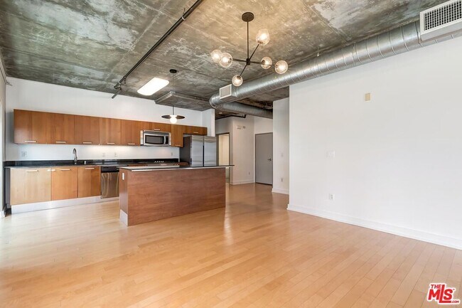 Building Photo - 645 W 9th St