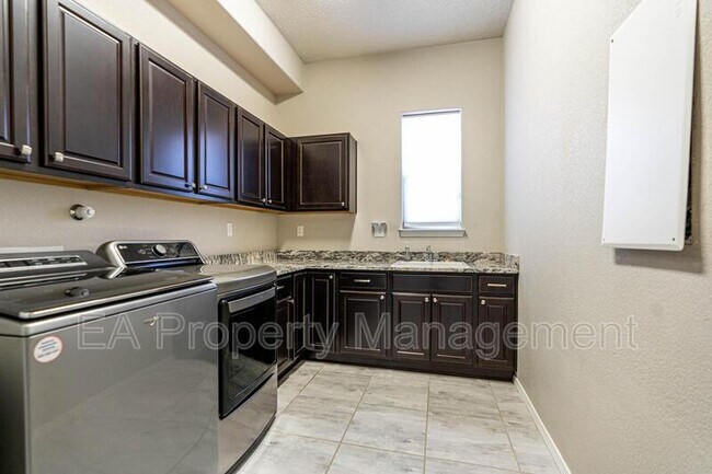 Building Photo - 827 Mesa Roja Trail NE