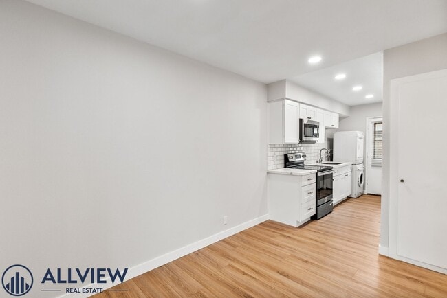 Building Photo - 1 Bed/1 Bath Available in Huntington Beach