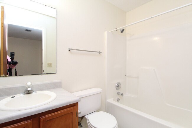 Building Photo - Southwest Pensacola 3BR, 2BA Patio Home Near NAS Pensacola & Blue Angel Pkwy with Fenced Backyard...