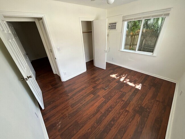 Building Photo - Cozy and stylish duplex in Bradenton, your home away from home! Pet friendly