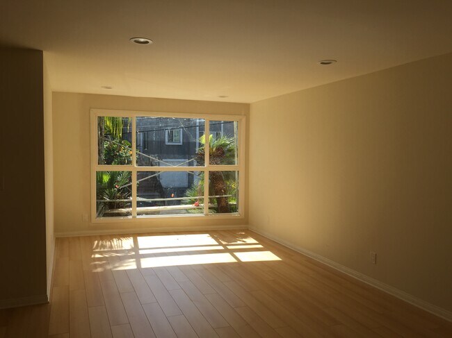 Building Photo - 3400 Club Dr