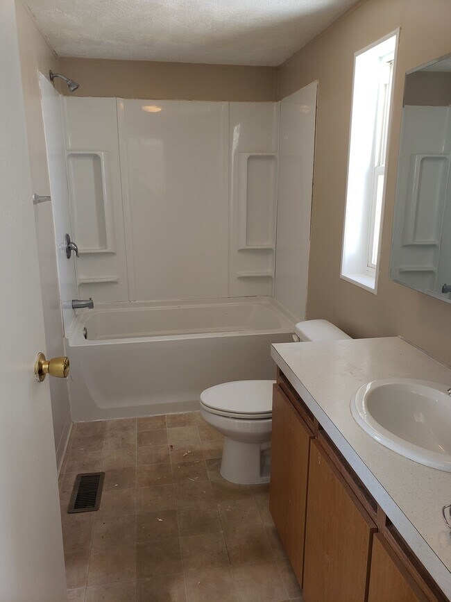 Building Photo - 3 Bed, 2 bath manufactured home in Egin!