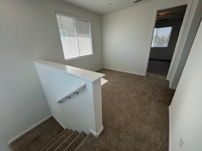 Building Photo - Brand new 4 bedroom 3 bathroom with solar in NW Visalia!!