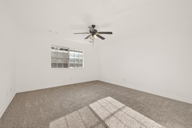 Building Photo - 2627 Double Lake Dr