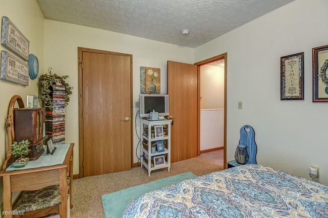 Building Photo - 3 br, 1.5 bath Townhome - Canterbury Place