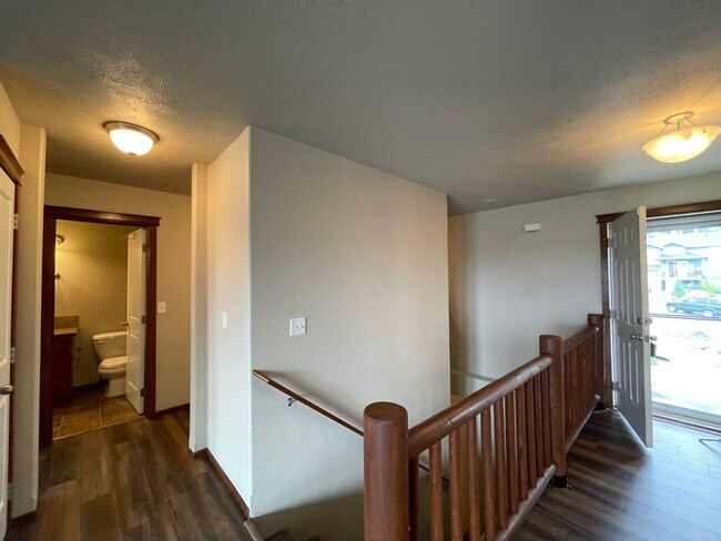 Building Photo - Carnahan Hill Daylight Rancher