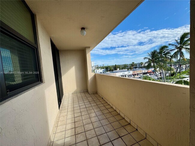Building Photo - 7125 Bay Dr