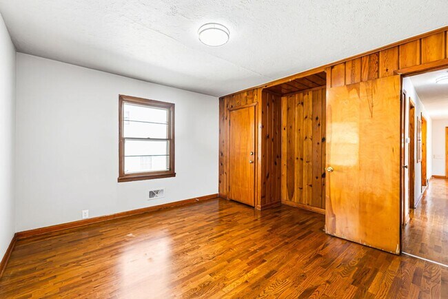 Building Photo - Updated 3-Bedroom Home with Attached Garage & Full Basement