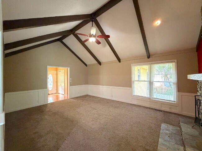 Building Photo - RAINTREE LAKE BEAUTY