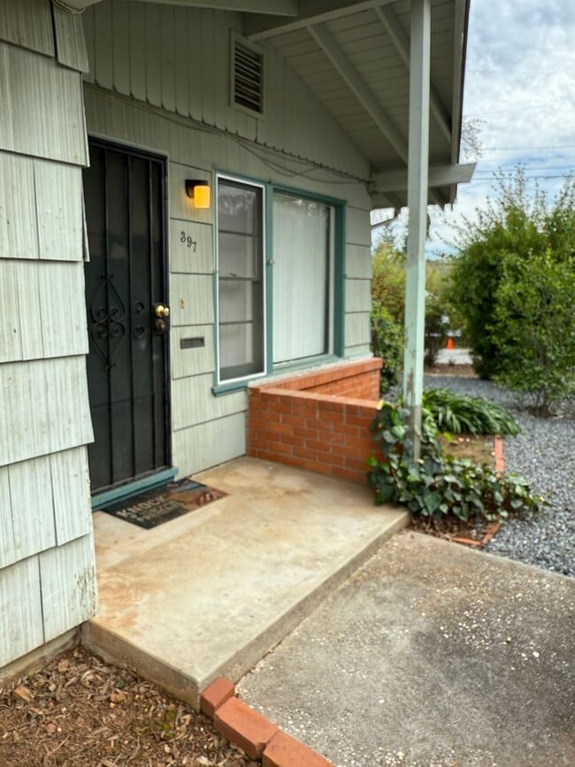 Building Photo - Charming 2-Bedroom Auburn Home with Beautiful Covered Patio!