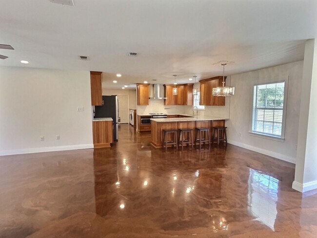 Building Photo - 3 BD Home with 30 x 40 Shop with Four 10 x 12 Attached Stalls