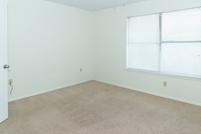 Building Photo - "Charming Townhouse on Hollywood Blvd with Spacious 1156 Sq Ft Layout!"