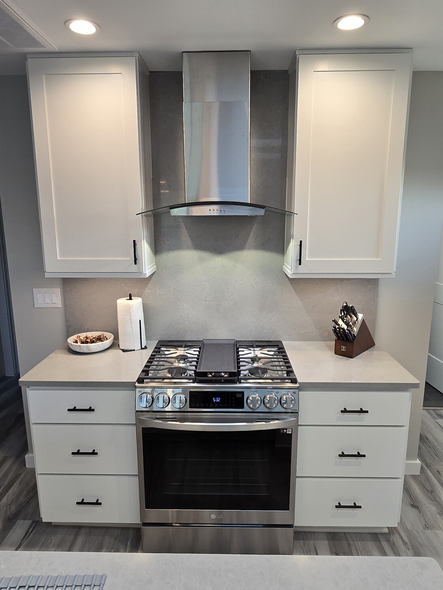 Gas Range w/Hood - 904 Station St