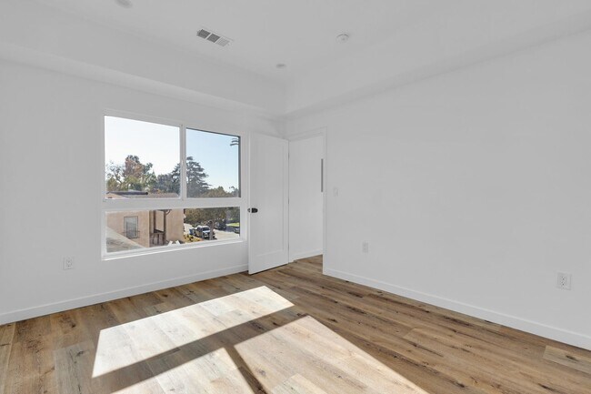Building Photo - 1734 Carmona Ave