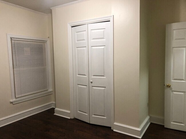 Building Photo - Fantastic 2+ Bedroom w/ 1 1/2 Bath Home! Recently Renovated! Hardwood Floors! Central Air! W/D Ho...