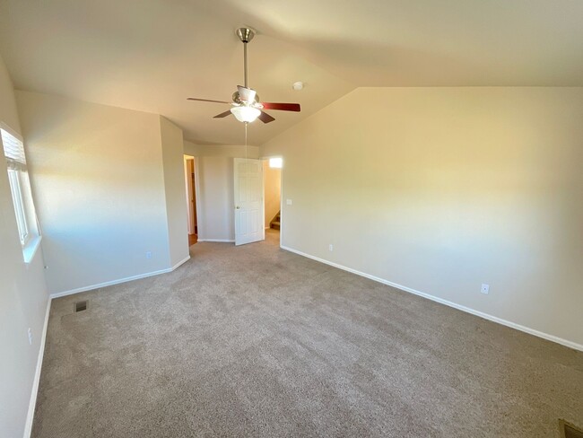 Building Photo - 3 Bedroom Home Available Near N Powers Blv...