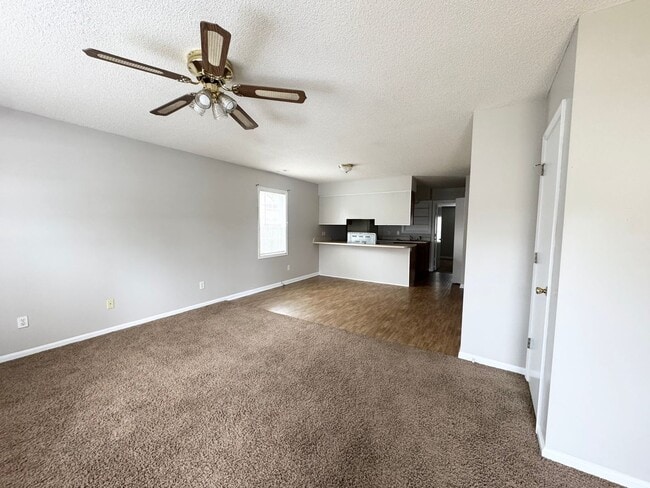 Building Photo - 203 Oakwood Ln