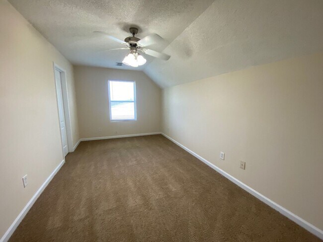 Building Photo - PRE-LEASING FOR AUGUST 2 2026! FENCED IN BACK YARD! 1/2 Off Deposit!