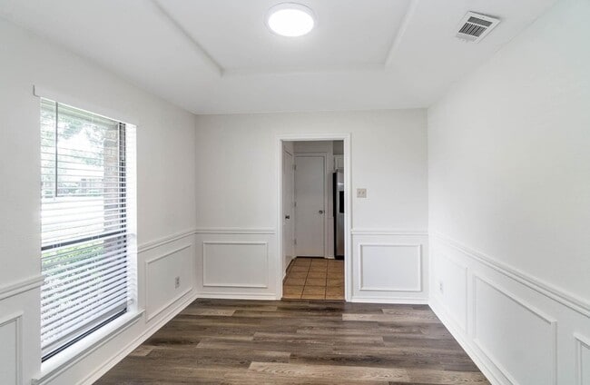 Building Photo - 1905 Lansdown Ct