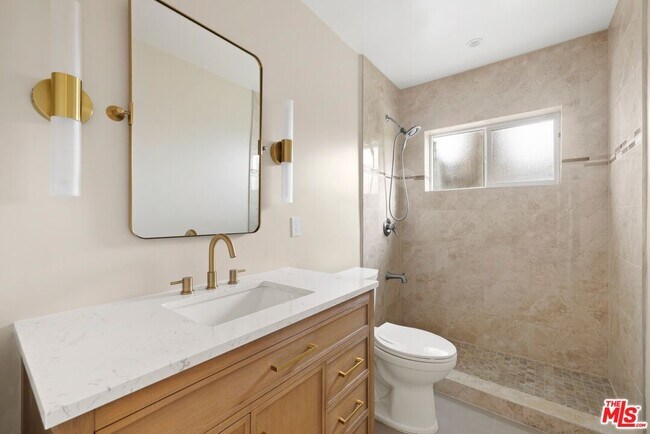 Building Photo - 1121 La Collina Dr