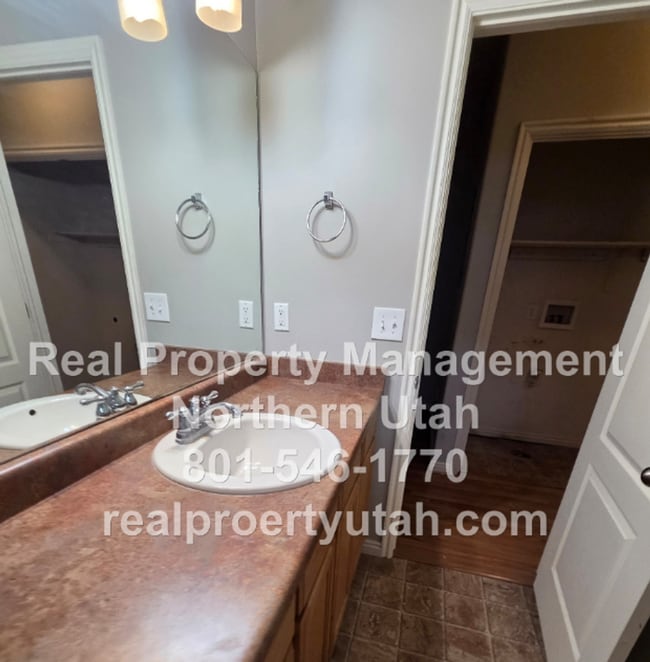 Building Photo - 3 Bedroom Home Available in North Salt Lake