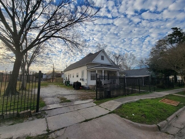 Building Photo - 1905 Chapman St