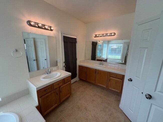 Building Photo - Immaculate NW Visalia home for rent!