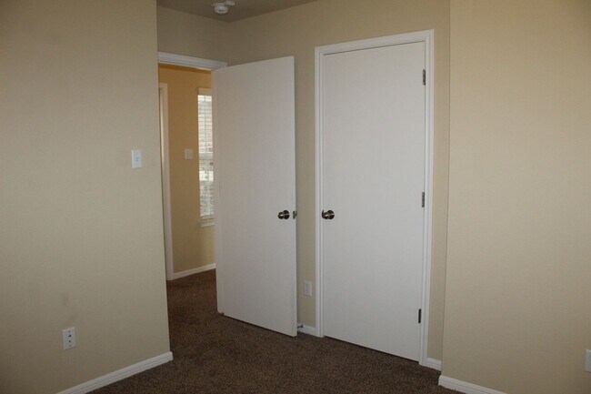 Building Photo - ALMOST NEW, CUTE 3 BEDROOM, 2 BATH