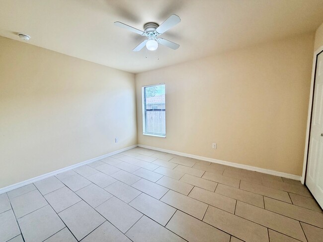 Building Photo - Like-New 3BR-2 Bath Duplex w/ Garage, Prime Cape Coral Location + Flexible Lease Options+Pet Frie...